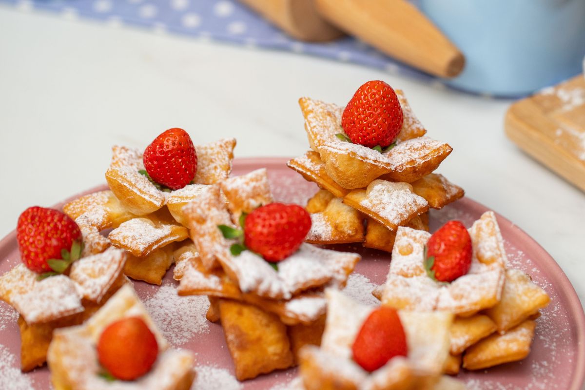 Z szybkiego ciasta robię jadalne kwiaty. Po usmażeniu cała rodzina się nimi zachwyca