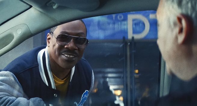 Netflix po 30 latach przywrócił kultową serię. Ale "Gliniarz z Bevelry Hills: Axel F" do historii się nie zapisze