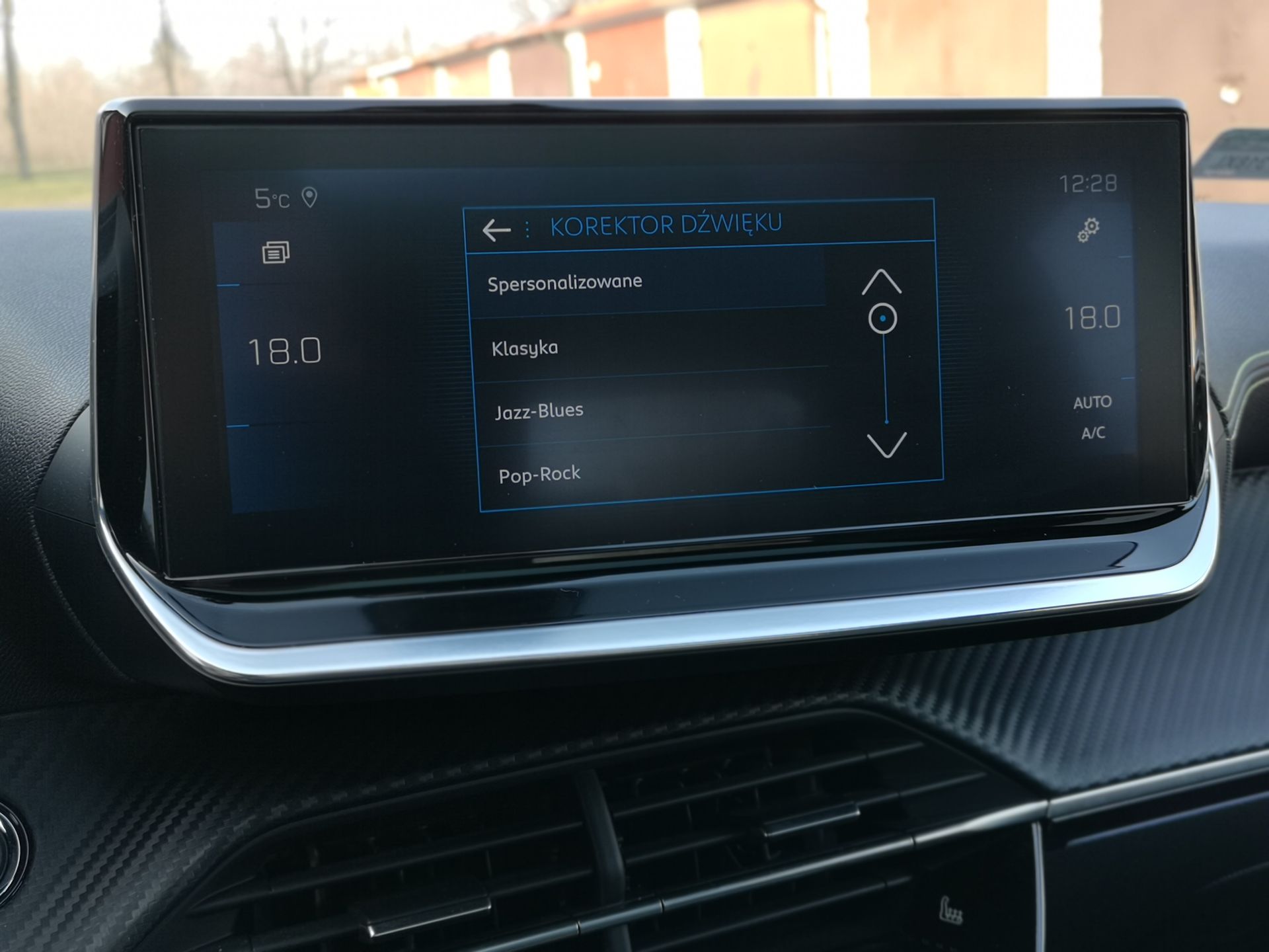 Peugeot 208 GT Line: wirtualne zegary 3D oraz obsługa systemu 39