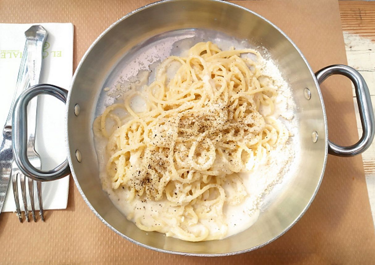 Satisfy your craving in no time with this quick and tasty pasta with pepper and cheese recipe