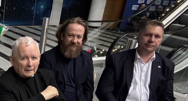 TVP Info i PiS zachęcają widzów do manifestacji przy Woronicza. Posłowie dyżurują rotacyjnie