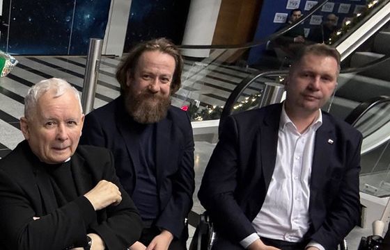 TVP Info i PiS zachęcają widzów do manifestacji przy Woronicza. Posłowie dyżurują rotacyjnie