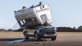 Toyota zrzuciła przyczepę na elektrycznego Hiluxa. Przeżył