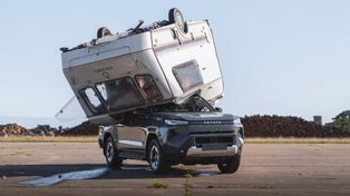 Toyota zrzuciła przyczepę na elektrycznego Hiluxa. Przeżył