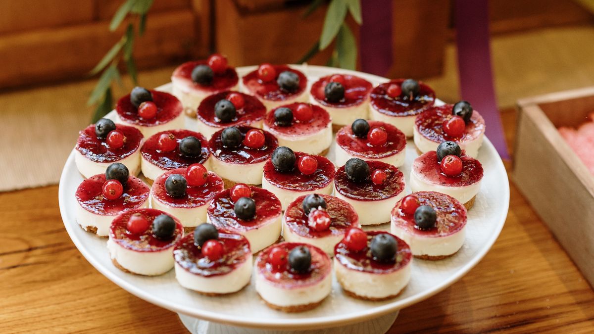 Mini cheesecakes
A plate with many small cheesecakes
PatriciaEnciso