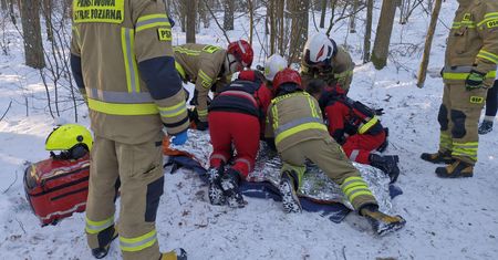 Groźny wypadek dziecka na sankach. Na miejscu śmigłowiec LPR