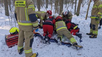 Groźny wypadek dziecka na sankach. Na miejscu śmigłowiec LPR