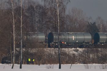 Wykolejenie pociągu. Podnoszenie wagonów najwcześniej po południu