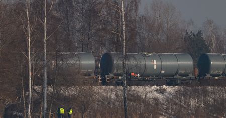 Wykolejenie pociągu. Podnoszenie wagonów najwcześniej po południu