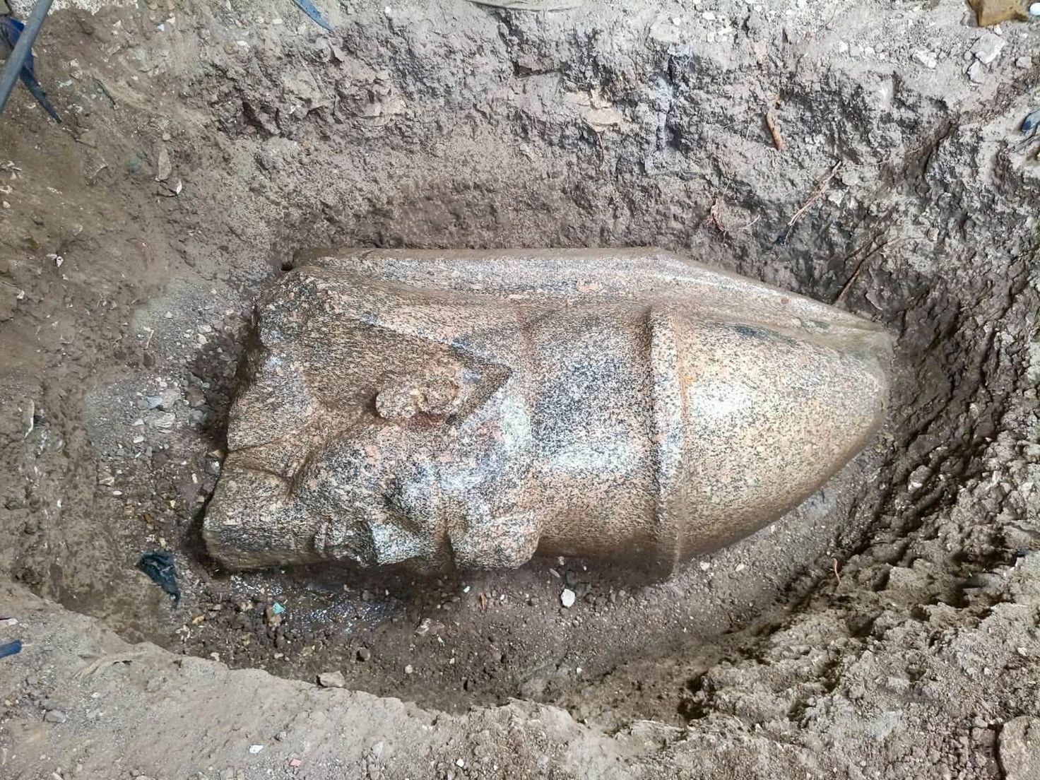 Pracował na własnej działce i natrafił na niezwykły skarb. Odkrycie w Egipcie zaskoczyło archeologów