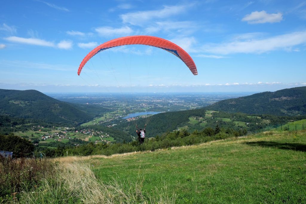 Lot paralotnia z góry żar