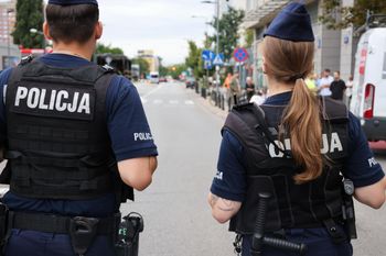 Znaleźli ją w łóżku pseudokibica. Teraz policjantka zabiera głos