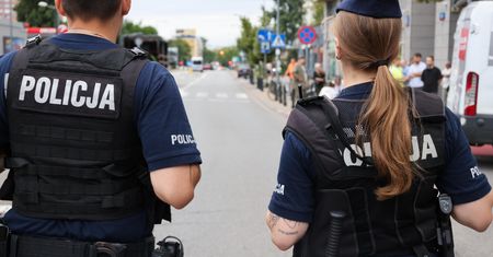 Znaleźli ją w łóżku pseudokibica. Teraz policjantka zabiera głos