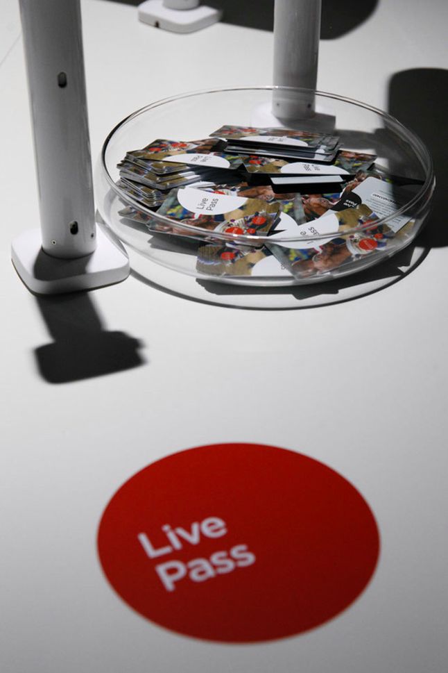 Już na samym wejściu otrzymujemy specjalną kartę Live Pass, która jest elektronicznym biletem do świata Canona.