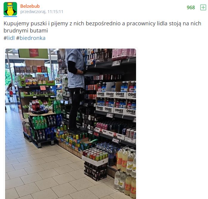 Pracownik Lidla przyłapany na wchodzeniu na puszki z napojami.