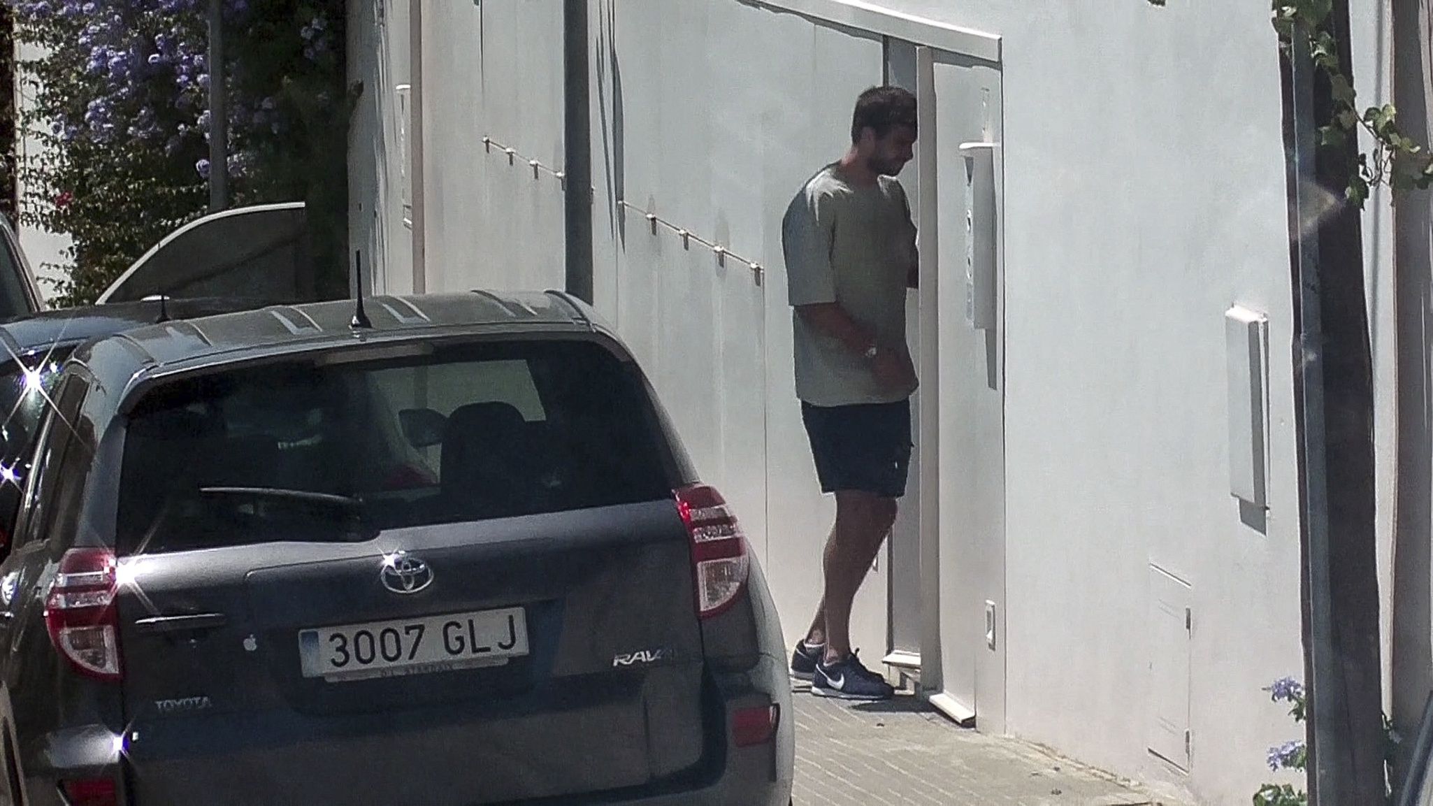 Gerard Pique czeka na synów przed barcelońskim domem