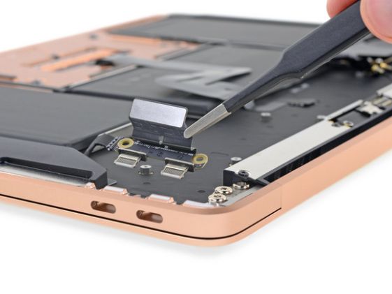 MacBook Air 2018: złącza. (źródło: ifixit.com)