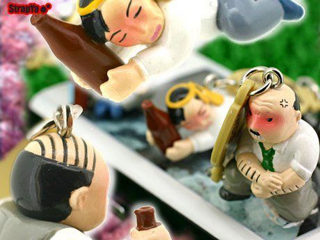 Wisiorki na kaca z pijanym Japończykiem 1