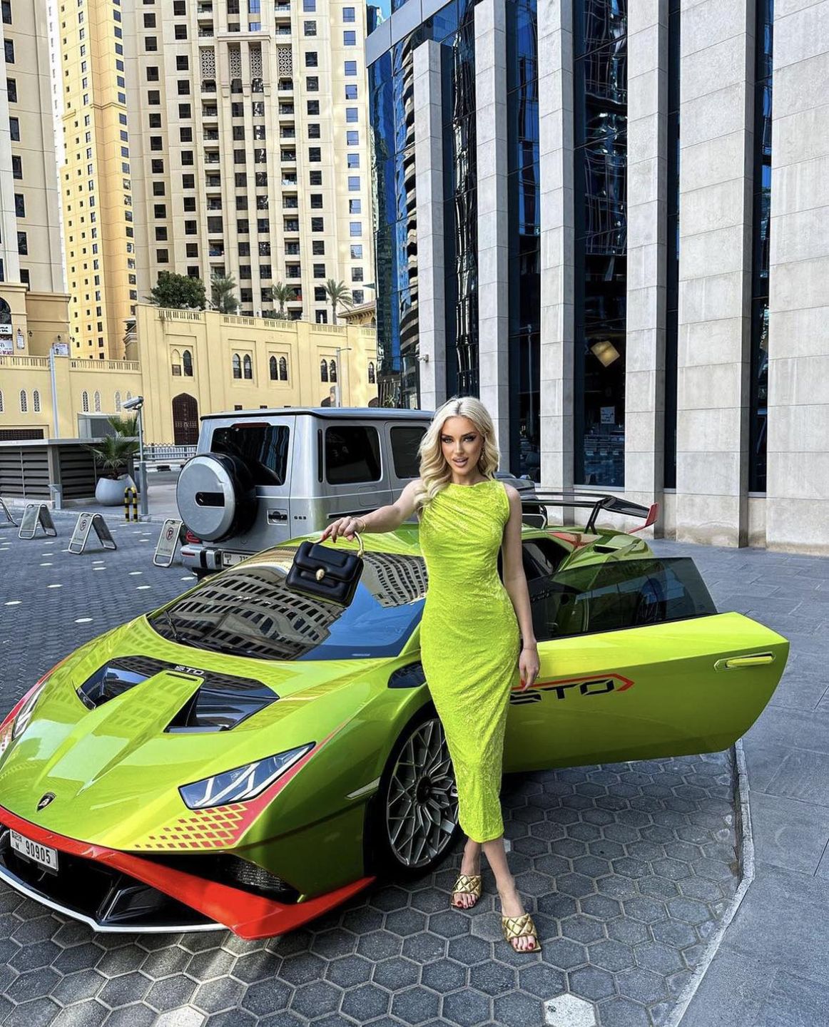 Caroline Derpienski wystrojona w Versace chwali się bogactwem w Dubaju 