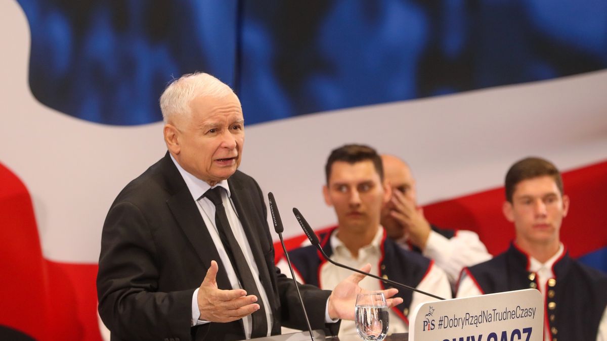 Prezes Prawa i Sprawiedliwości Jarosław Kaczyński podczas spotkania z mieszkańcami w Nowym Sączu