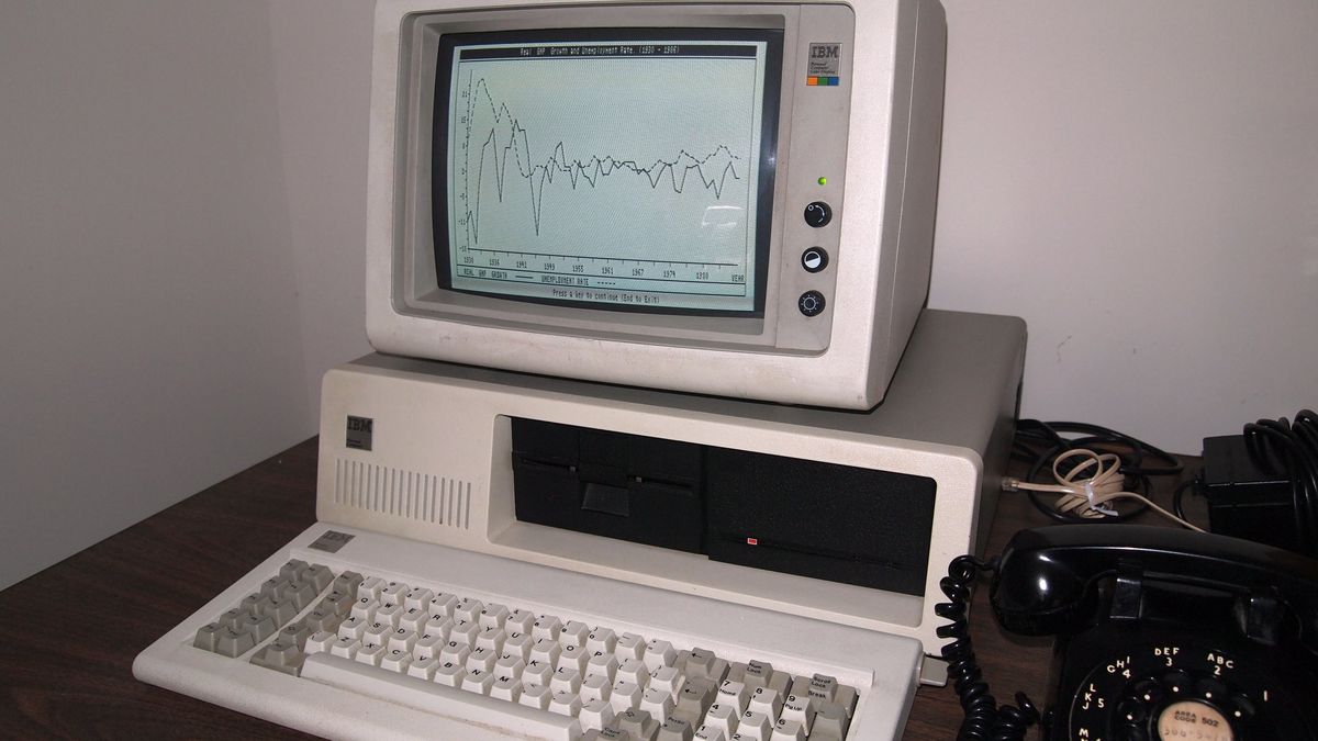 Komputer IBM PC 5150 z dyskiem twardym i monitorem