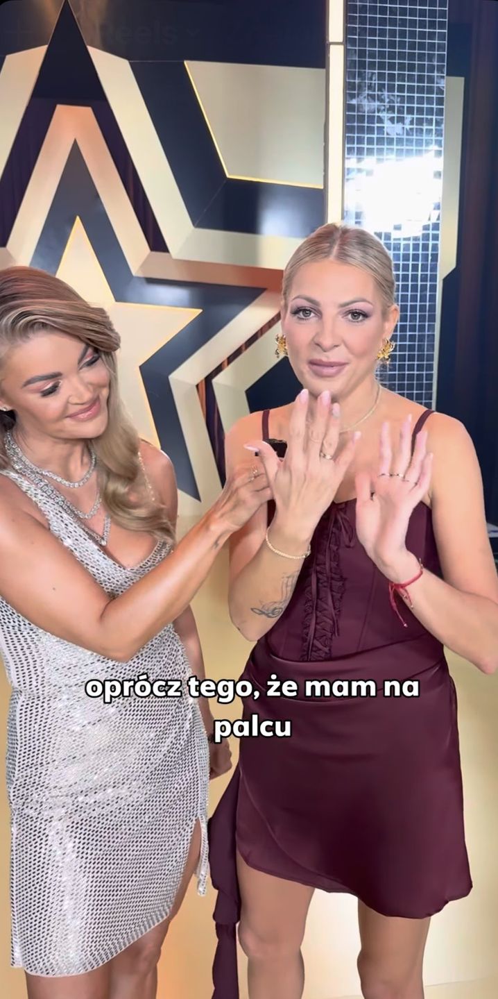 Magdalena Narożna chwali się obrączką 