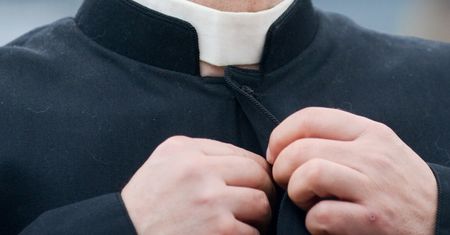 Ksiądz molestował siostrzenicę. Wciąż nie poniósł kary
