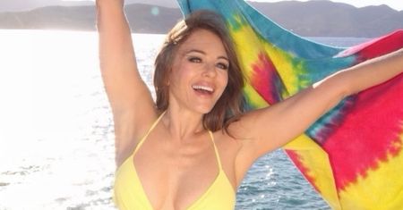 Elizabeth Hurley świętuje 61. urodziny w bikini. "Kocham swoje życie" (FOTO)