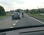 Samochd wyprzedza motocykl - kontrowersyjne nagranie