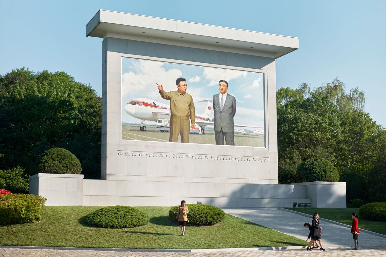 Mozaika niedaleko lotniska Sunan, pokazująca przywódców państwa, stojących przed samolotami Iljuszyn Ił-62M oraz Tupolew Tu-154.