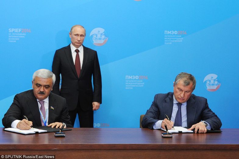 W środku prezydent Rosji Władimir Putin, z prawej szef Rosnieftu Igor Sechin.