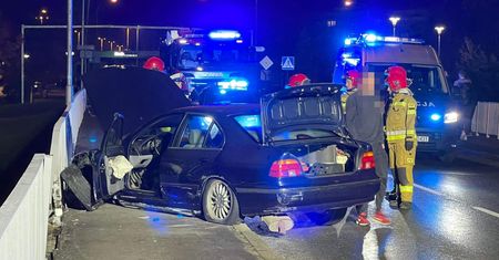 Samochód uderzył w barierki mostu w Pile