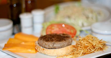 Burgery z mięsa mielonego z wołowiny (93% mięsa, 7% tłuszczu) opiekane na patelni