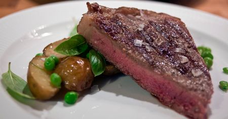 Opiekany rostbef wołowy T-bone (mięso i tłuszcz, I klasa mięsa)