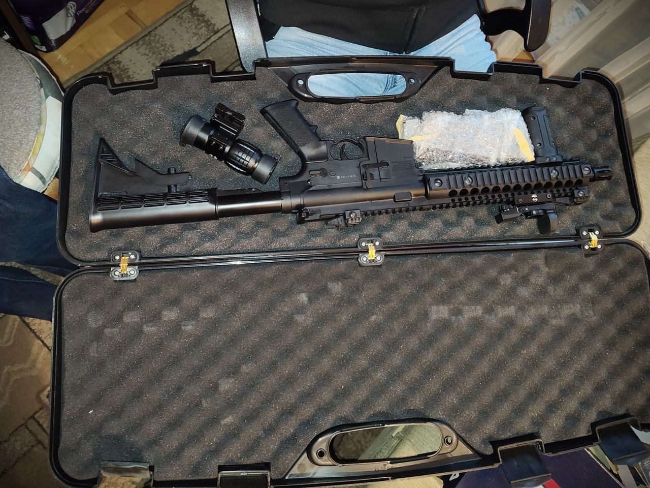 Śrut przeleciał obok głowy przechodnia. Policja zabezpieczyła 17 wiatrówek