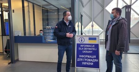 Punkt informacyjny dla uchodźców z Ukrainy na Dworcu Głównym w Poznaniu