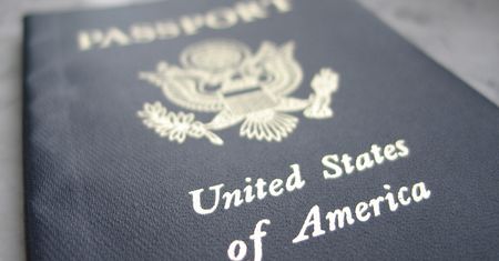 Amerykanie coraz częściej rzucają paszportem USA. Efekt ścigania przez fiskusa