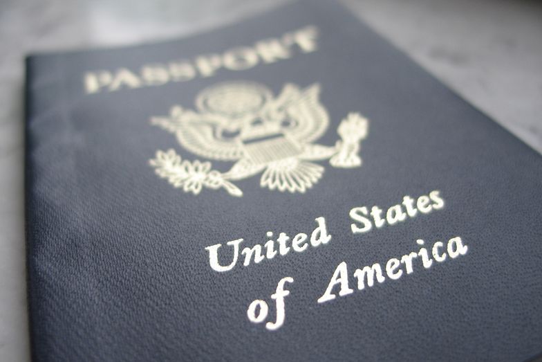 Amerykanie coraz częściej rzucają paszportem USA. Efekt ścigania przez fiskusa