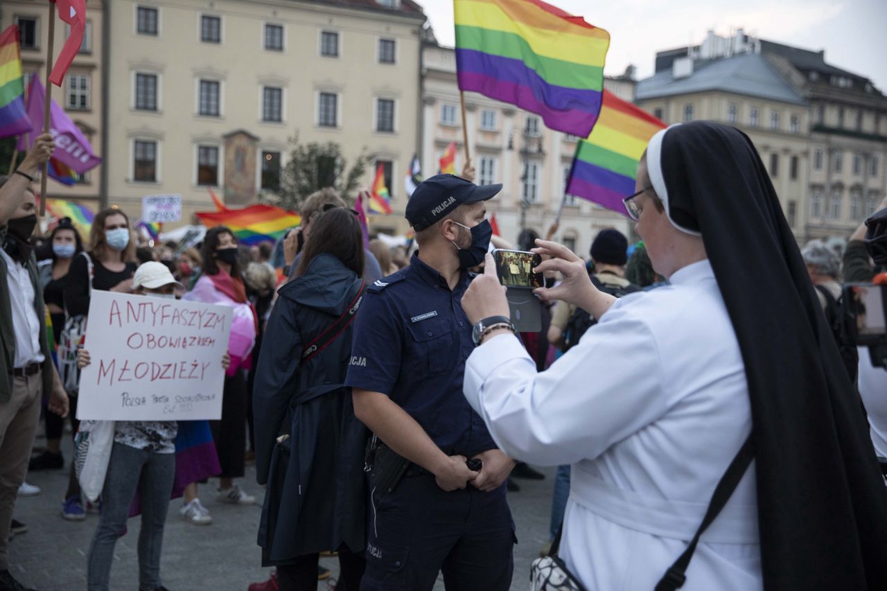 Kraków, 19.08.2020r. Narodowcy i Młodzież Wszechpolska zebrani pod pomnikiem Adama Mickiewicza protestowali przeciw społeczności LGBT. Przy kościele św. Wojciecha odbyła się kontrdemonstracja zorganizowana przez krakowską lewicę i "Queerowy raj".