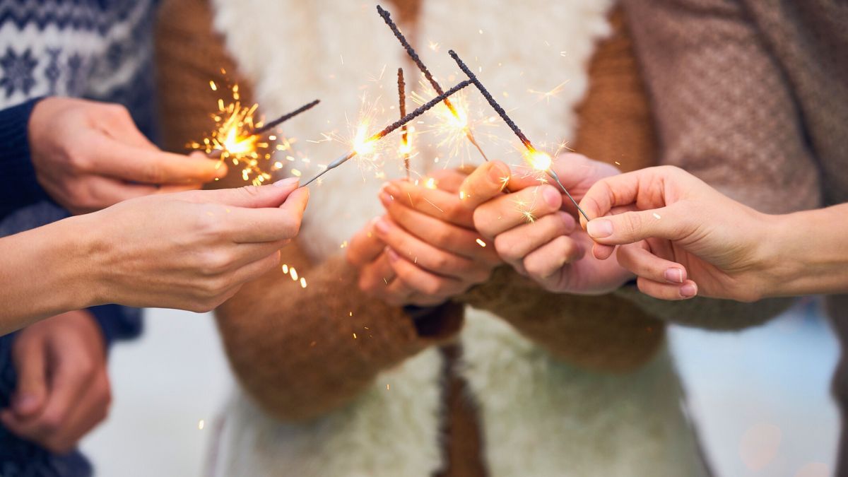 Znajomi palą zimne ognie