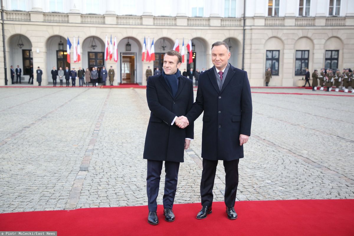 Andrzej Duda oraz Emmanuel Macron przed Pałacem Prezydenckim w Warszawie