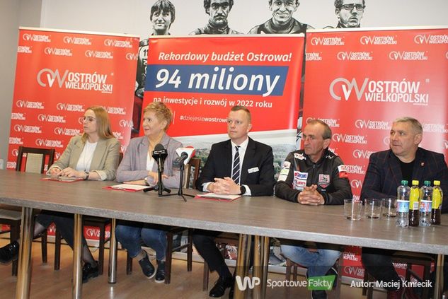 Przedstawiciele miasta i klubu podczas konferencji prasowej w Ostrowie