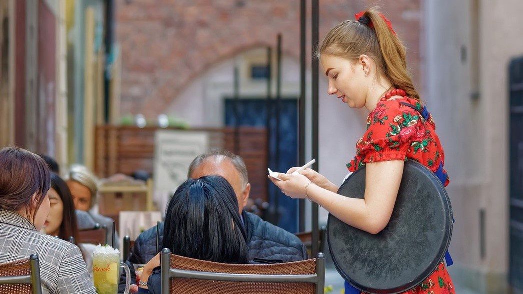 Praca kelnerki bywa sporym wyzwaniem