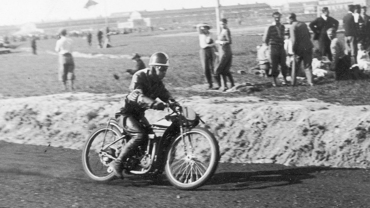 Pierwszy prezes RKM Rybnik Rudolf Bogusławski na swoim motocyklu