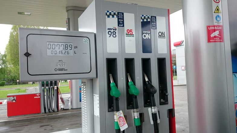 Ceny paliw na stacjach w długi weekend. Zła informacja dla kierowców