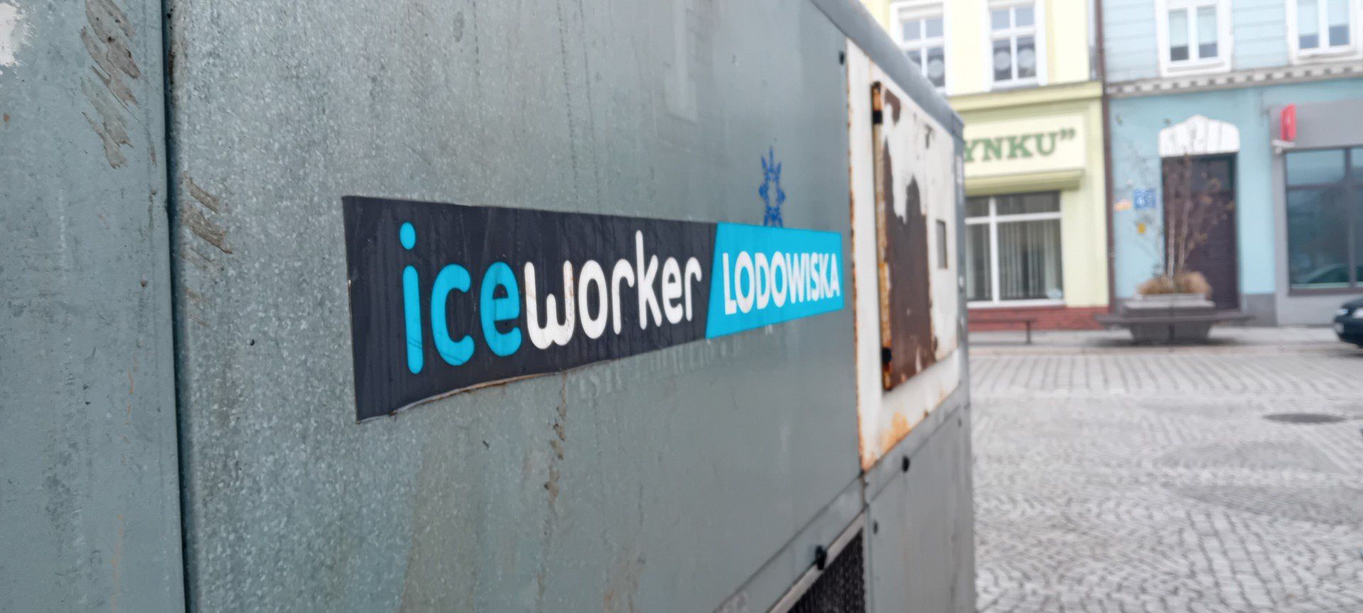 Budowa tymczasowego lodowiska w Żarach