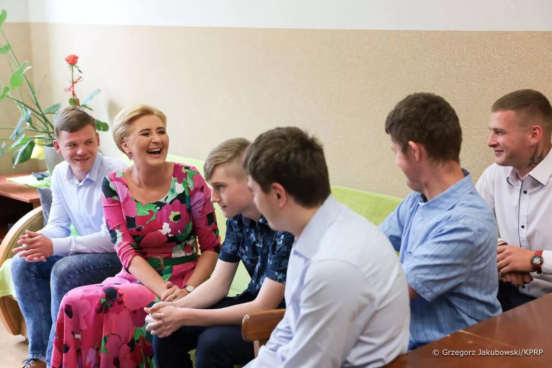 Agata Duda w kolorowej sukience w kwiaty