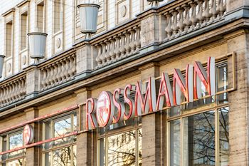 Nawet 130 zł taniej w Rossmannie. Męskie wody toaletowe w promocji
