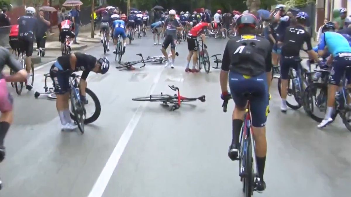 Twitter / Eurosport Polska / Wypadek podczas 6. etapu Giro d'Italia