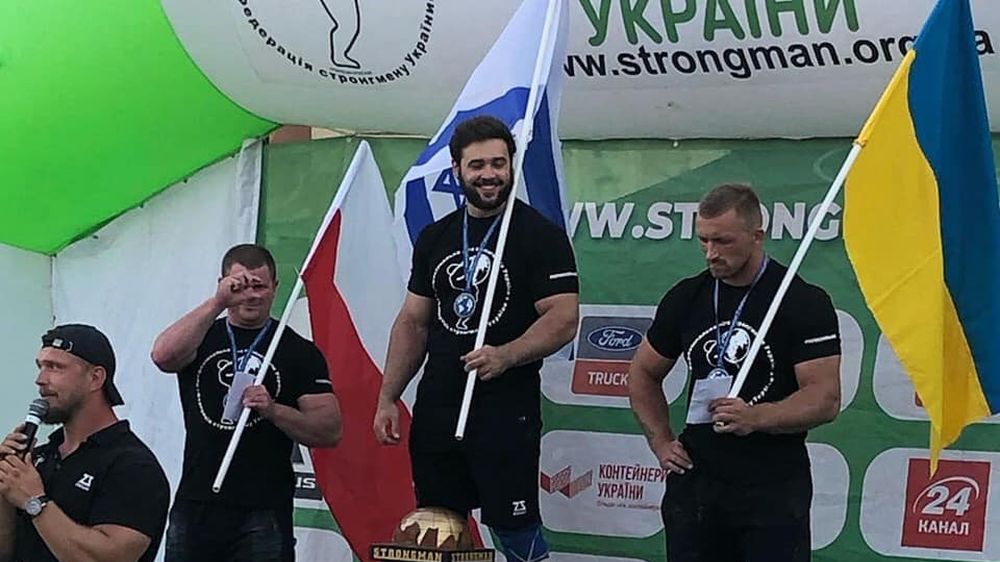 Marcin Przybyła (z lewej) na podium Mistrzostw Świata Strongman na Ukrainie